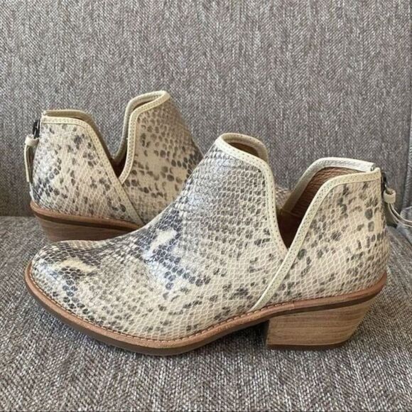 Sofft Abena Cream Leather Snake Print
Comfortable Ankle Boots Women's Size 6 EUC - Picture 9 of 12